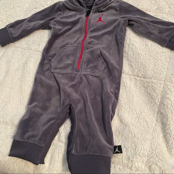 Air Jordan Velour Baby Onesie with hood - Picture 3 of 5